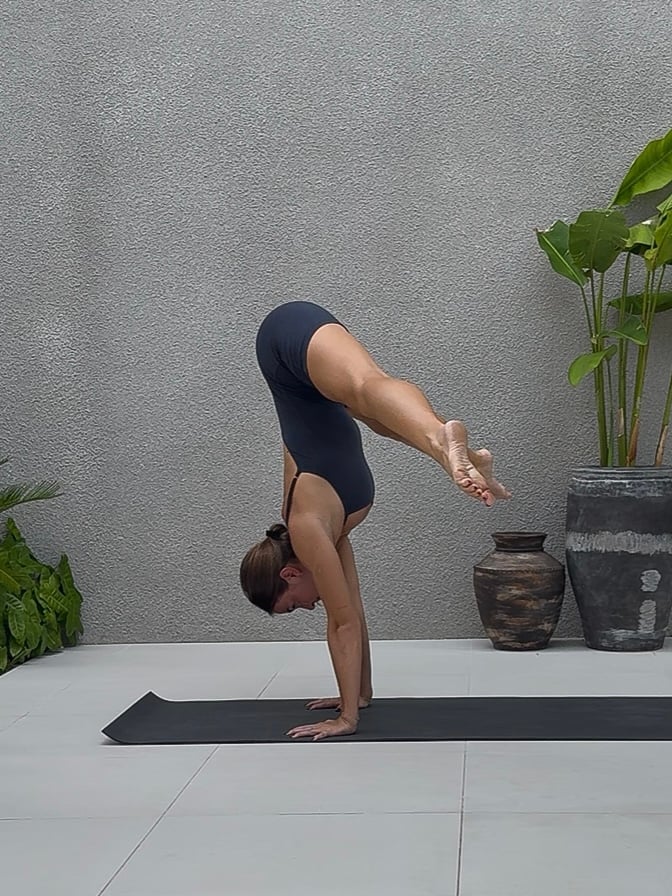 Tarryn pressing to handstand